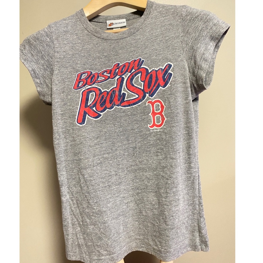 Boston Red Sox Women’s Distressed Logo Graphic T-Shirt Grey Size L